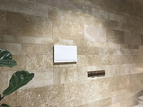 Mur de salle de bain en pierre calcaire beige Jura