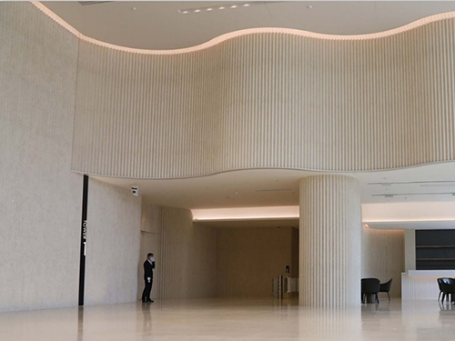 Mur de salle de bain en pierre calcaire beige Jura